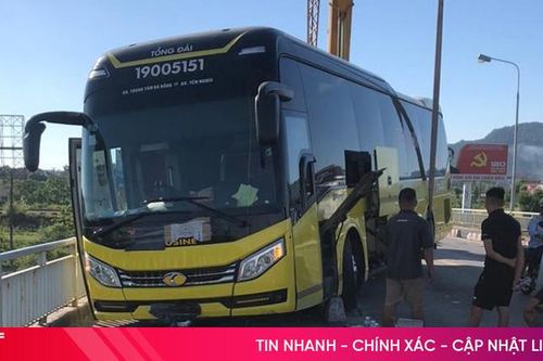 Xe khách nổ lốp chắn ngang phần đường dành cho xe thô sơ trên cầu Bến Thủy 1