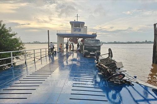 Vụ tàu chở hàng va chạm phà trên sông Vàm Nao: Người điều khiển phà thiếu quan sát