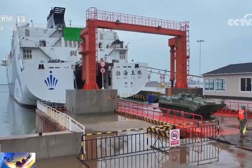 PLA huấn luyện dùng phà dân sự vận chuyển vũ khí xuyên biển