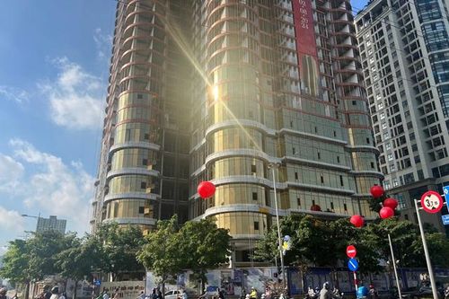 QMS Top Tower dát kính vàng chói mắt: Tiềm ẩn rủi ro