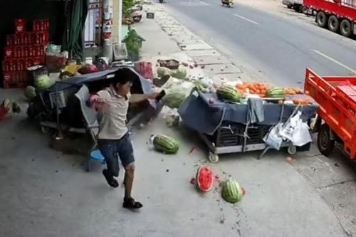 Clip: Xe máy đâm vào quầy trái cây, người bán hàng may mắn thoát nạn