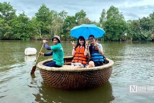 Du khách thích thú trải nghiệm ngồi thuyền thúng ở Phú Quốc