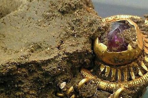 Dò kim loại, người phụ nữ đào được thứ trị giá 479 triệu đồng
