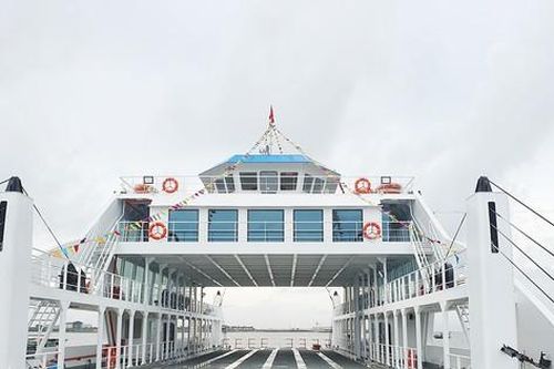 Phà 'khủng' ra đảo Cát Bà về tới Hải Phòng