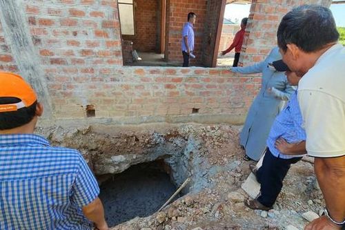 Kiểm tra việc nhà dân bị sụt lún tại khu tái định cư cao tốc ở Quảng Trị