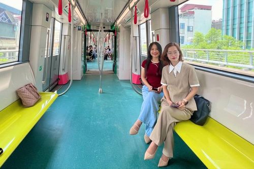Cận cảnh bên trong tàu 'hành trình xanh' chạy bon bon trên đường sắt Metro Nhổn – ga Hà Nội
