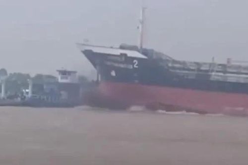 Tàu hàng đâm phà chở khách trên nhánh sông Tiền