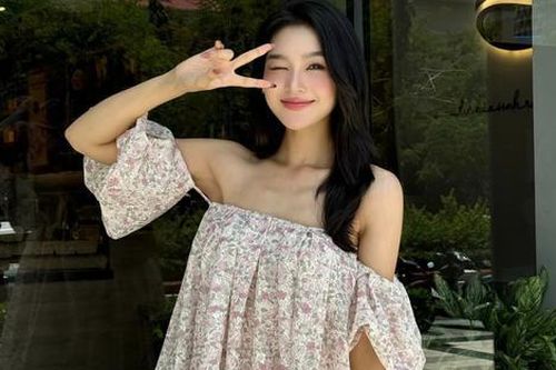 'Bạn gái' kém tuổi của Việt Anh mặc váy che bụng