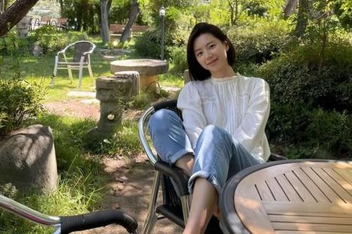 Mỹ nhân đổi đời sau cái quỳ gối của ông hoàng làng giải trí, giờ sống sướng với 1.800 tỷ