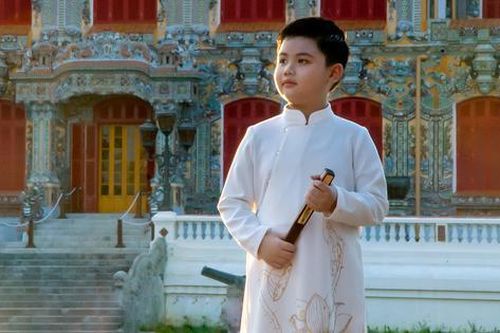 Mẫu nhí 7 tuổi mang áo dài của NTK Cao Minh Tiến về cố đô Huế