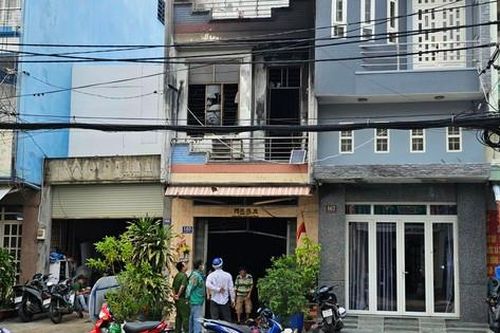TPHCM: Nhờ xe tải tông sập cửa ngôi nhà cháy để cứu 4 người mắc kẹt