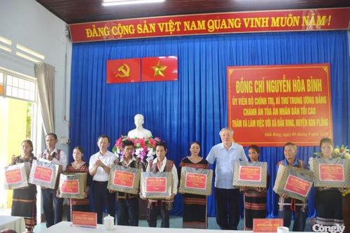 Chánh án Nguyễn Hòa Bình thăm người dân vùng động đất Kon Tum
