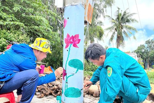 Thiết thực mô hình 'trụ điện nở hoa' ở thị trấn Phú Hòa