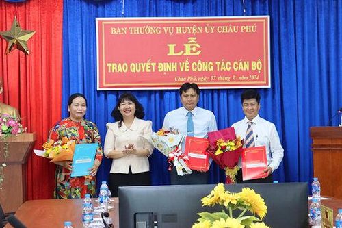Ban Thường vụ Huyện ủy Châu Phú trao quyết định cán bộ