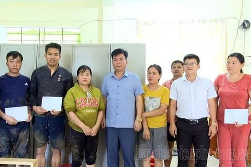 Huyện Mường Chà thăm, động viên người dân bị ảnh hưởng bởi mưa lớn