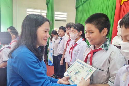 Trao học bổng CEP cho gần 140 học sinh vượt khó, học giỏi