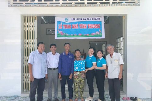 Trao nhà mái ấm tình thương