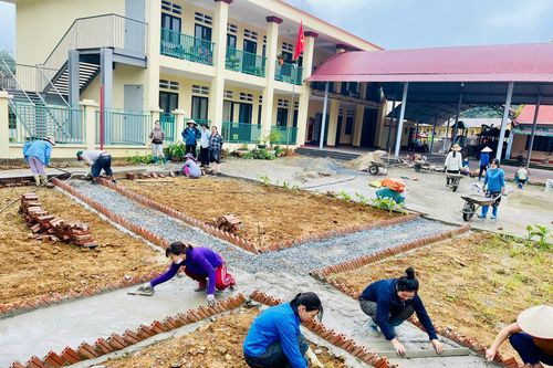 Chỉnh trang trường lớp khang trang, sạch đẹp đón năm học mới