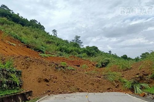 Sạt lở gây tắc trên Quốc lộ 279