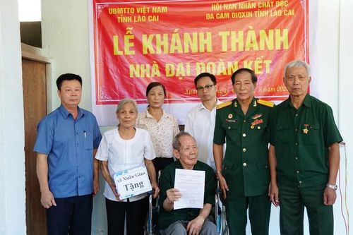 Trao hỗ trợ nhà 'Đại đoàn kết' cho nạn nhân da cam