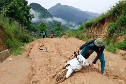 Chật vật lưu thông trên tuyến đường Hỏm Dưới - Lán Bò