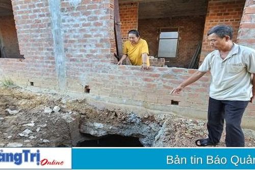 Xuất hiện sụt lún ở 1 hộ dân đang xây nhà trên khu tái định cư cao tốc Vạn Ninh - Cam Lộ