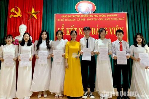 Trở thành đảng viên khi còn là học sinh