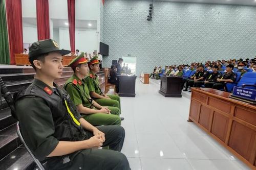 Hình ảnh 111 bị cáo đòi nợ thuê núp bóng Công ty Luật Pháp Việt hầu tòa