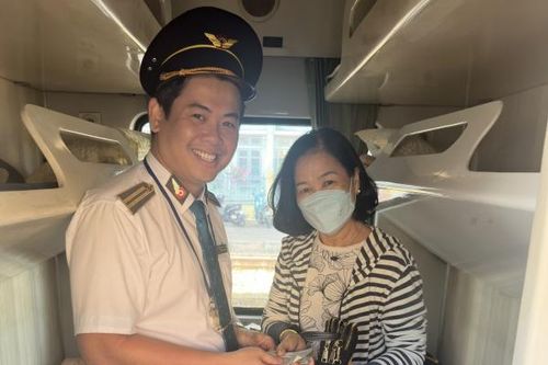 Trao trả tài sản cho nữ hành khách để quên trên tàu