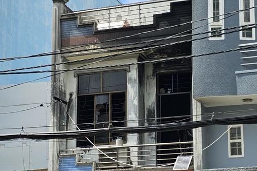Dùng xe tải tông sập cửa ngôi nhà để cứu người mắc kẹt trong đám cháy