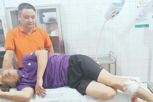 Công an xã và người dân phối hợp cứu shipper bị đất đá vùi lấp do sạt lở