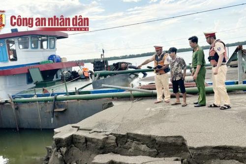 Phát hiện 3 phương tiện bơm hút, vận chuyển trái phép gần 2.000 mét khối cát