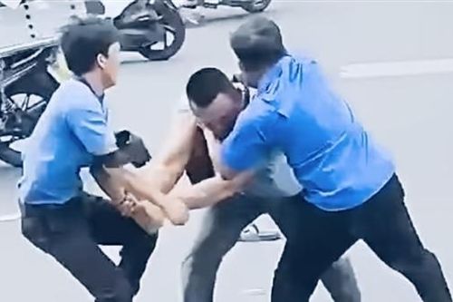 Tài xế xe buýt và nhân viên soát vé dừng phương tiện giữa đường xông vào đánh người
