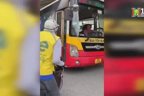 Xe ôm công nghệ chặn đầu, gây tai nạn với xe buýt