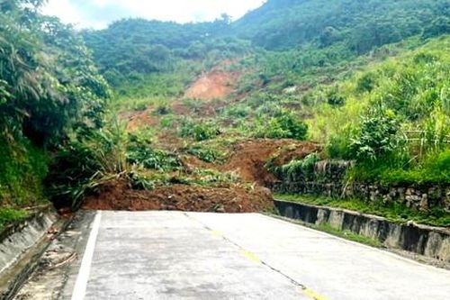Lào Cai: Sạt lở đất đá làm tắc quốc lộ 279 đi thị trấn Phố Ràng