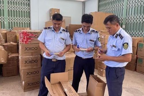 Phát hiện ô tô vận chuyển hơn 20 tấn mỹ phẩm, đồ diện gia dụng vi phạm