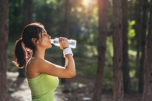 Uống nước từ chai nhựa ảnh hưởng thế nào đến huyết áp của bạn?