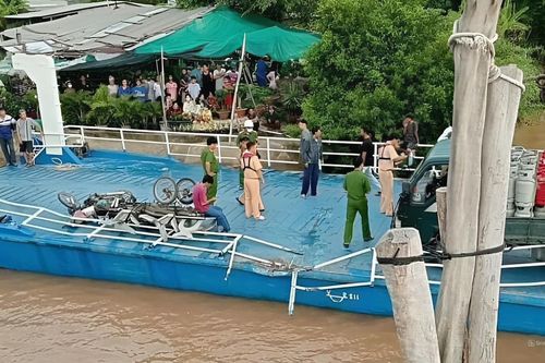 Tàu hàng đâm phà chở khách, nhiều người văng xuống sông: Phà không có máy trưởng