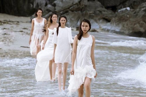 NTK Cao Minh Tiến biến bờ biển thành sàn diễn thời trang
