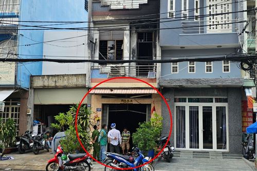 Xe tải tông sập cửa ngôi nhà cháy, cứu người mắc kẹt