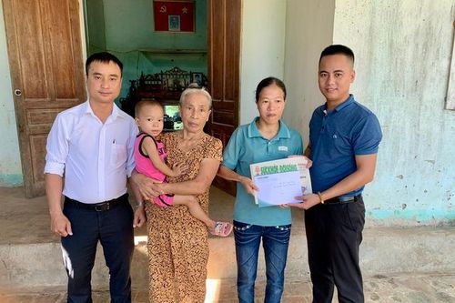 Hơn 20 triệu đồng đến với hoàn cảnh người mẹ nghèo đơn thân nuôi con ung thư