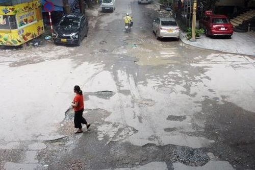 Hà Nội: Thêm một ngõ trên địa bàn quận Cầu Giấy xuất hiện nhiều 'ổ voi' 'bẫy' người đi đường