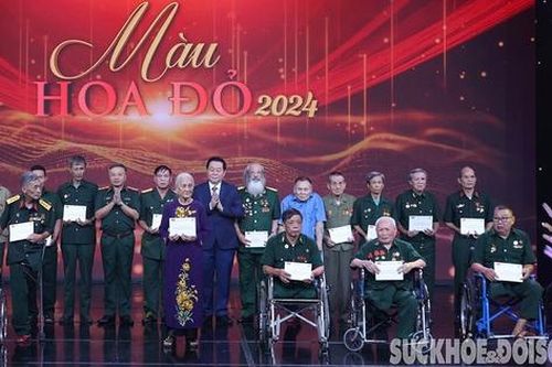 Xúc động chương trình nghệ thuật 'Màu hoa đỏ'