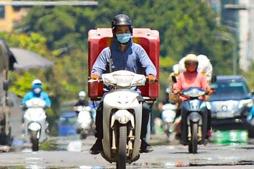 Miền Bắc chìm trong nắng nóng 'thiêu đốt' kéo dài, nền nhiệt Hà Nội chạm mức đỉnh điểm 44 độ C
