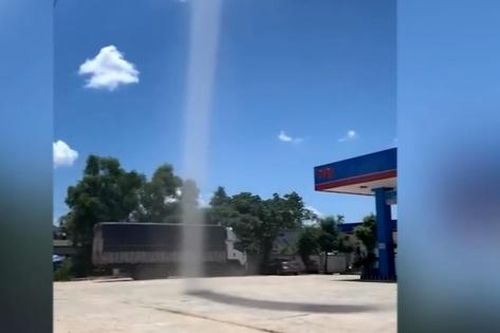 Video lốc xoáy như 'máy hút bụi' xuất hiện giữa trời nắng
