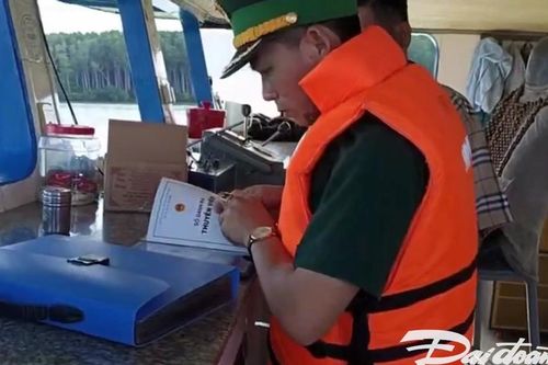 TPHCM bắt giữ sà lan tự hành chở cát không rõ nguồn gốc