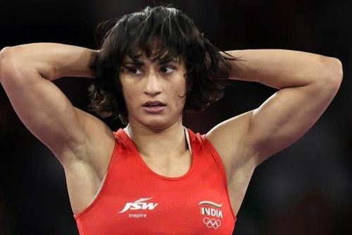 Nữ đô vật Ấn Độ cắt tóc, rút máu để giảm cân tranh HCV Olympic