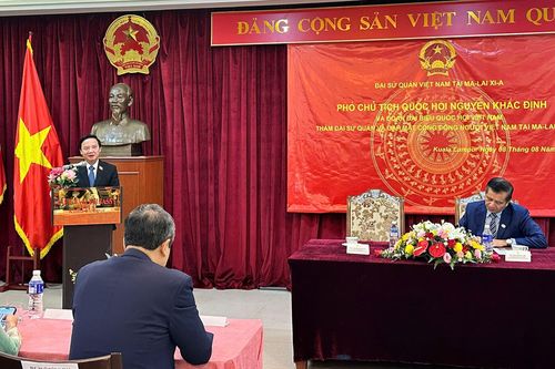 Phó Chủ tịch Quốc hội thăm Đại sứ quán, gặp mặt đại diện cộng đồng người Việt Nam tại Malaysia