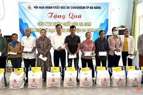Tặng quà nạn nhân chất độc da cam trên địa bàn TP Đà Nẵng
