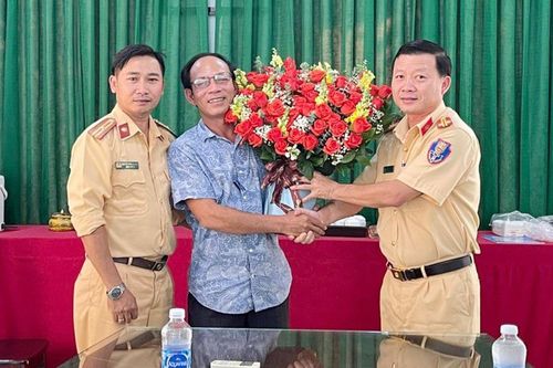 Được cứu sống, người đi đường gửi thư cảm ơn Cảnh sát giao thông